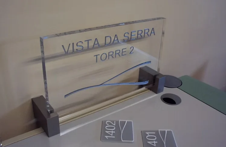 Comunicação visual em acrílico